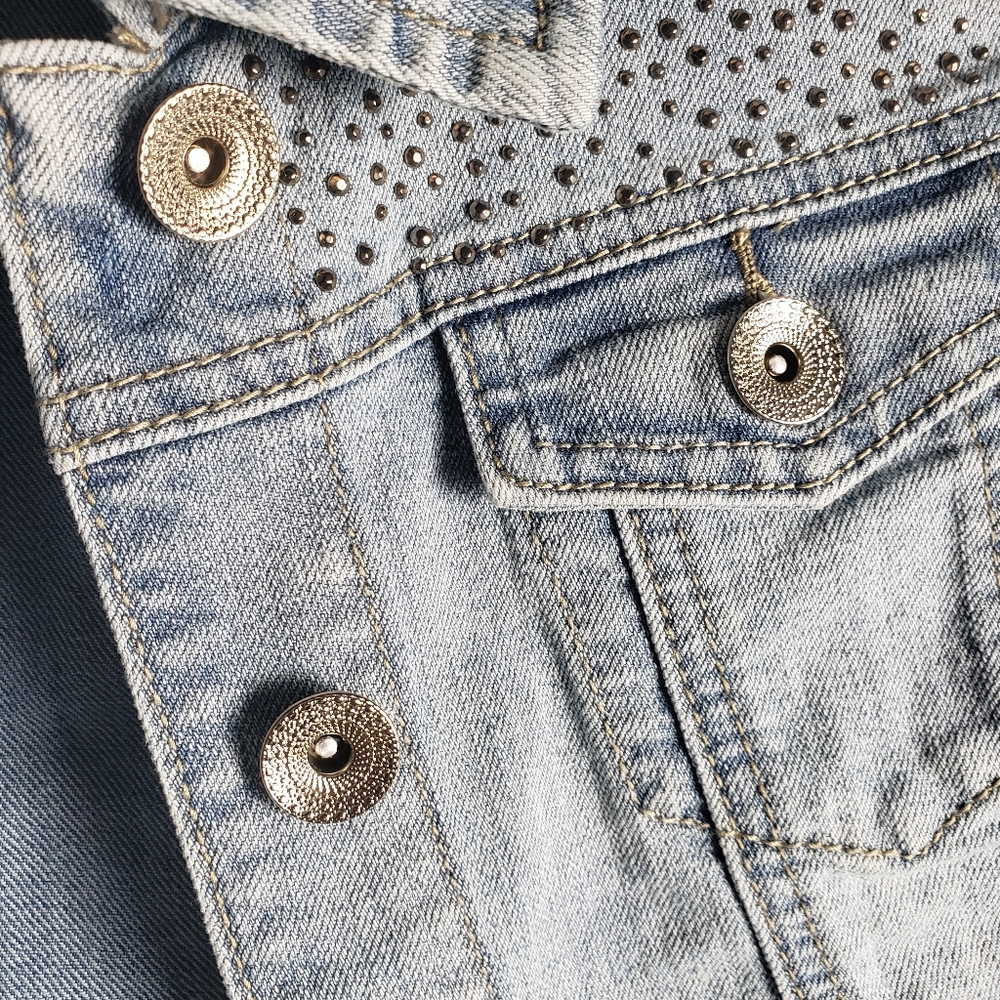 NWT CATO Light Wash Denim Jean Silver Studded Button Front Vest - Picture 4 of 8